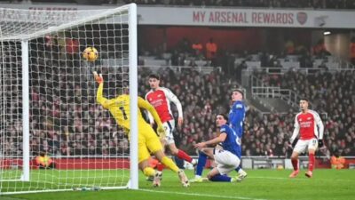 Arsenal vence Ipswich e assume vice-liderança na Premier League