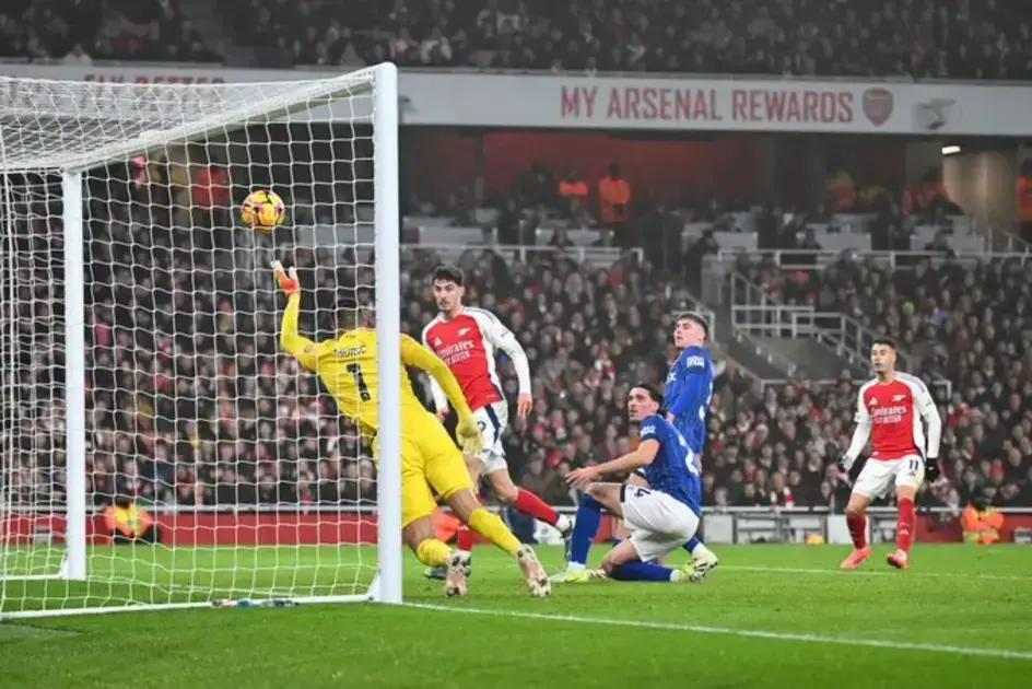 Arsenal vence Ipswich e assume vice-liderança na Premier League