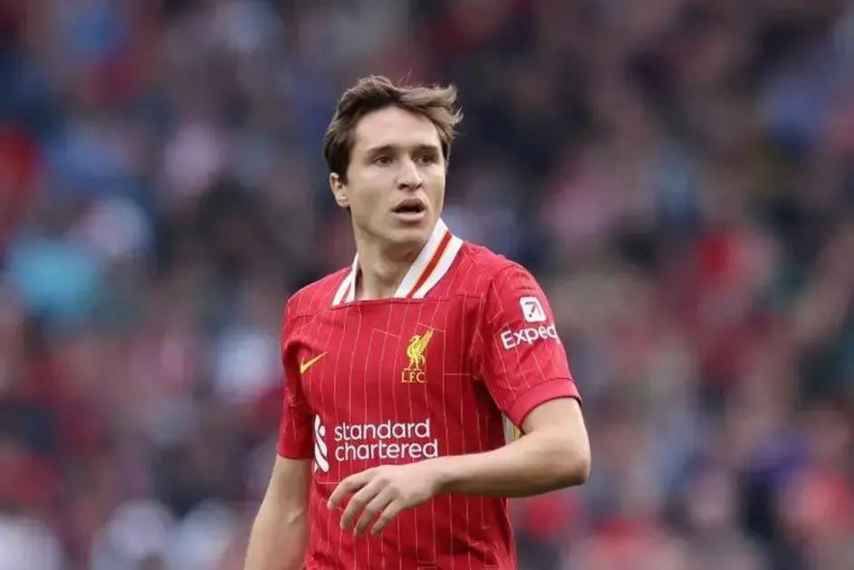 Chiesa Retorna ao Liverpool Após Três Meses Fora