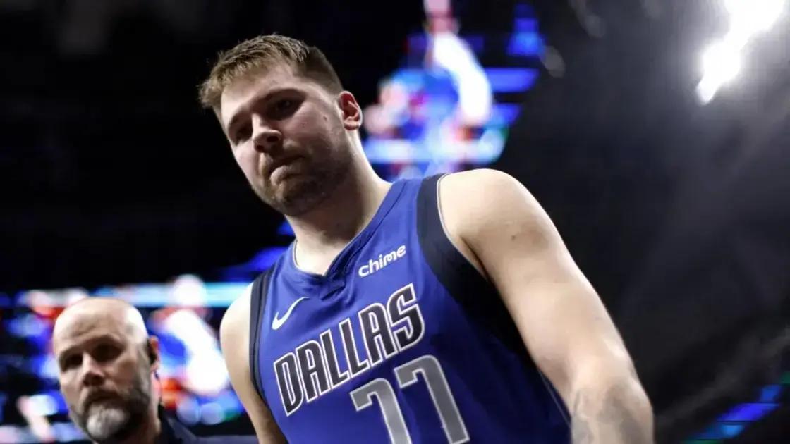 Luka Dončić deixa jogo de Natal com distensão na panturrilha