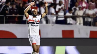 Após vencer o clássico, Lucas Moura brilha com dois gols