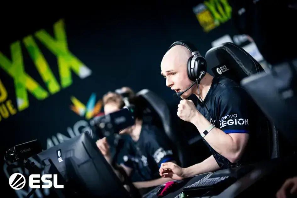 EliGE brilha na estreia pela FaZe Clan em CS2