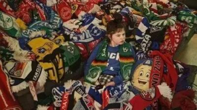 Jovem com Síndrome Rara Recebe 3 Mil Cachecóis de Futebol