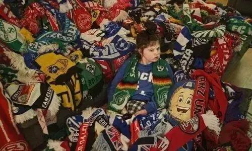 Jovem com Síndrome Rara Recebe 3 Mil Cachecóis de Futebol