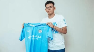 Claudio Echeverri se apresenta ao Manchester City e estreia na Copa