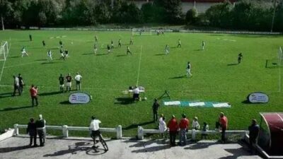 Descubra o Curioso Futebol com Três Equipes em Campo