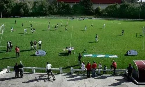 Descubra o Curioso Futebol com Três Equipes em Campo