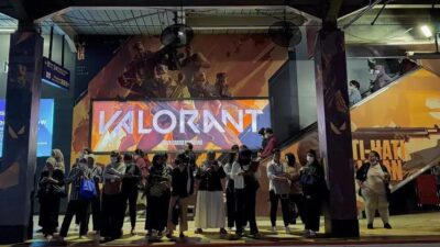 Estação de Metrô na Indonésia Envelopada com Artes do VALORANT