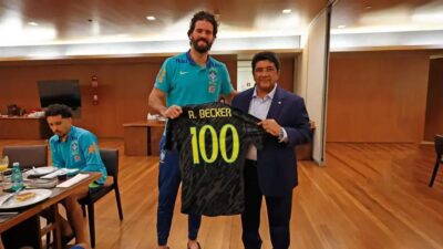 Alisson Recebe Homenagem por 100 Convocações na Seleção Brasileira