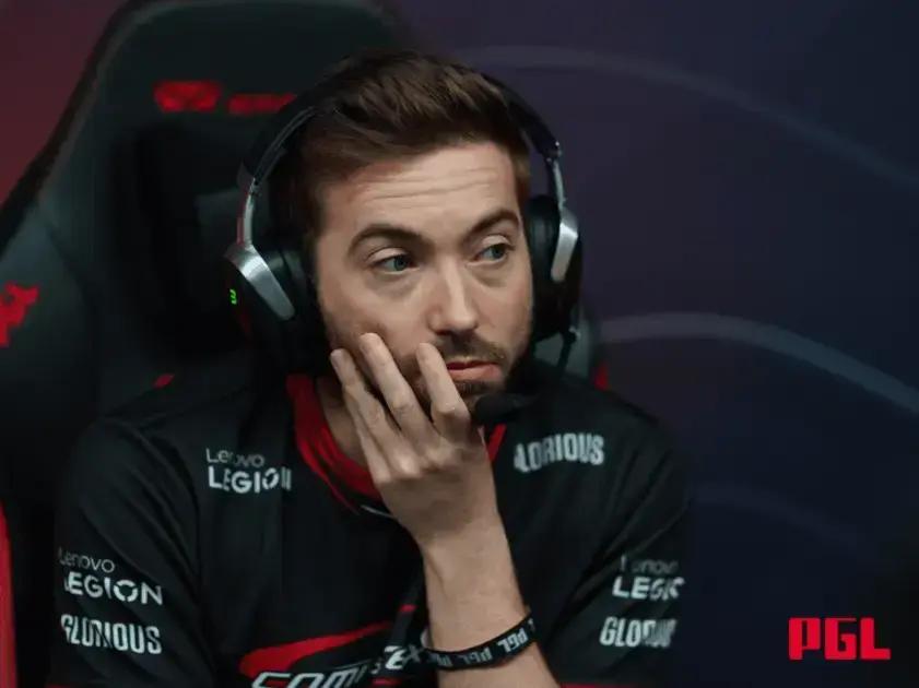 Complexity: Saída de Treinador T.c e Impactos no Time