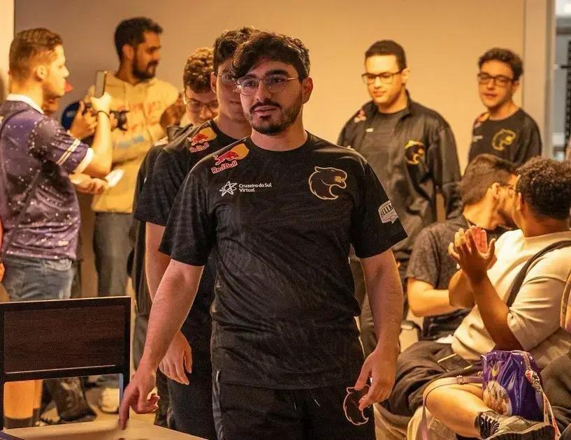 LoL: Pro Players Reagem a Jogo que Acabou Estranhamente