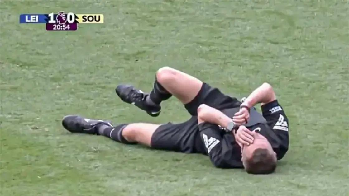 Jamie Vardy Interrompe Jogo e Pega Apito do Árbitro