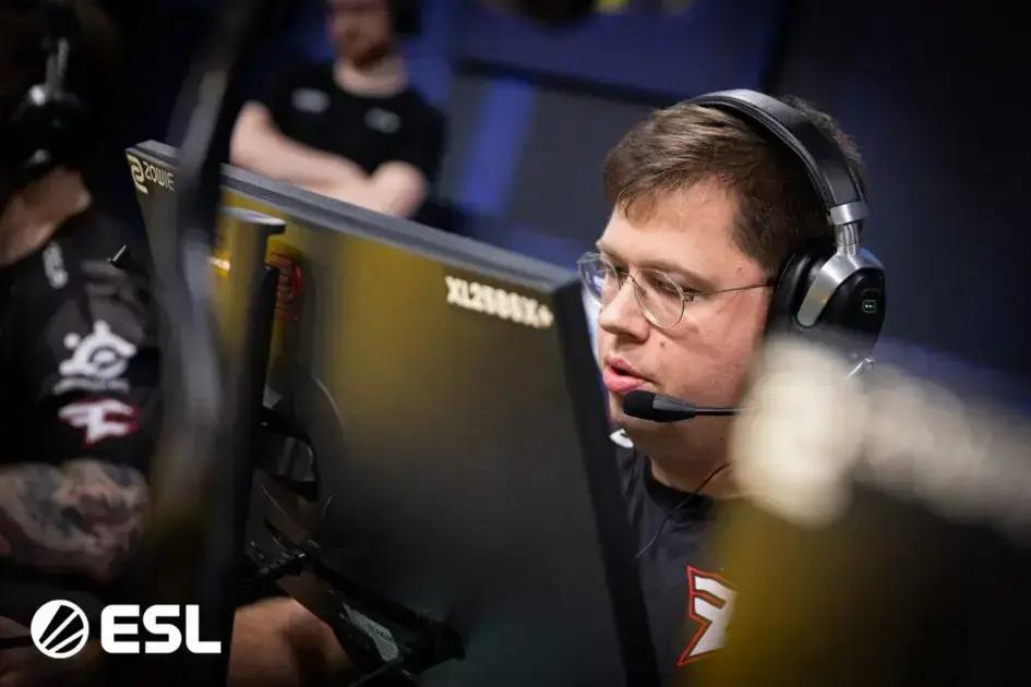 Karrigan Celebra Chegada de s1mple à FaZe e Mira Troféu