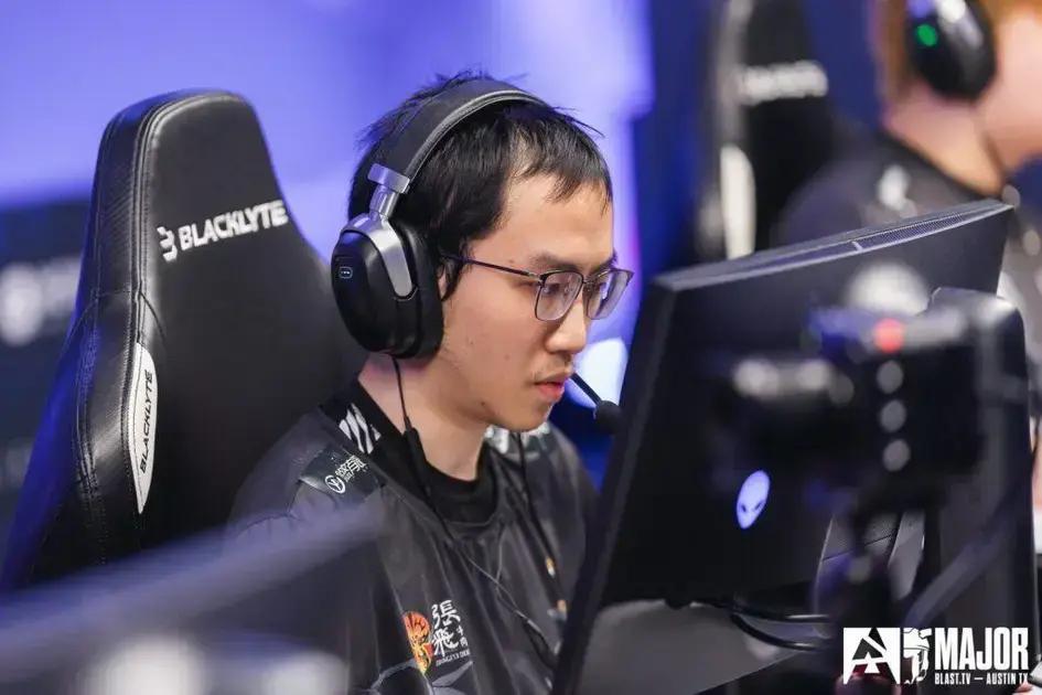 EmiliaQAQ provoca NRG e sobe na mesa após eliminação no Austin Major