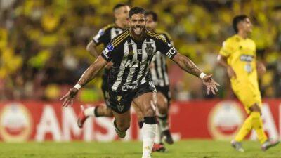 Atlético-MG vence Bucaramanga com um a menos e abre vantagem