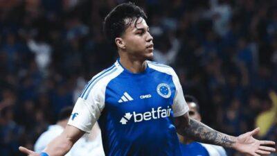 Cruzeiro domina Grêmio com hat-trick de Kaio Jorge e segue líder