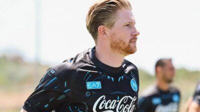 De Bruyne recebe camisa 10 de Maradona no Napoli: veja o momento